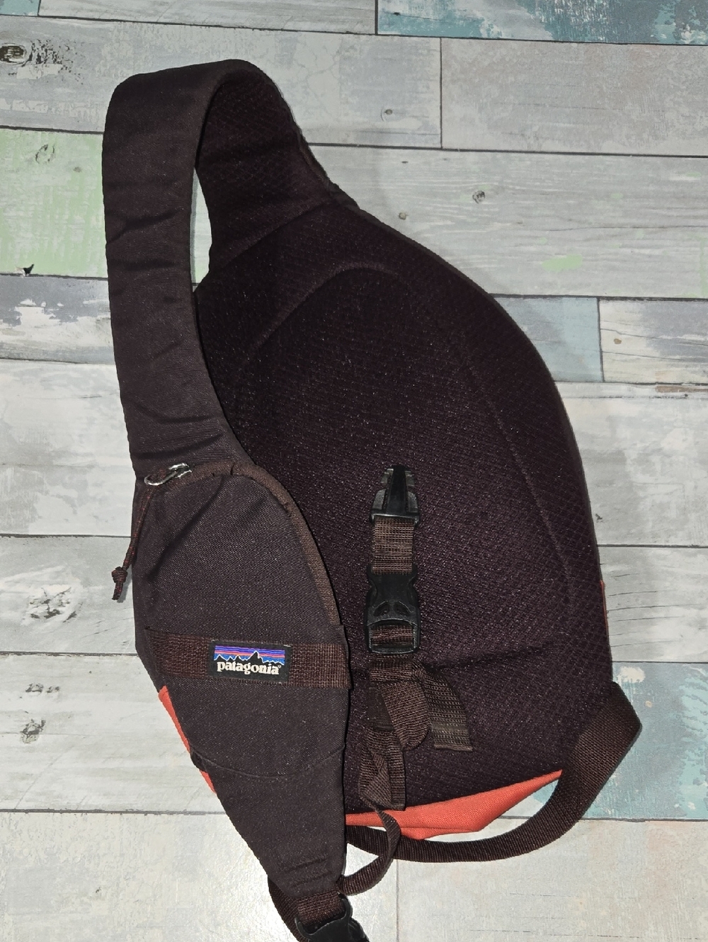 Patagonia red and black Atom 8L Sling Pack - Picture 7 of 10